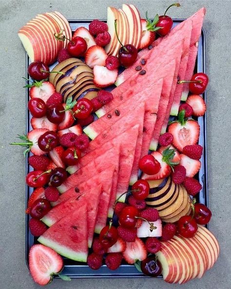 Red Platter, Mojito Recept, Louisiana Recipes, Fruit Party, Bridal Shower Food, New Fruit, Smitten Kitchen, Party Platters, Beautiful Fruits