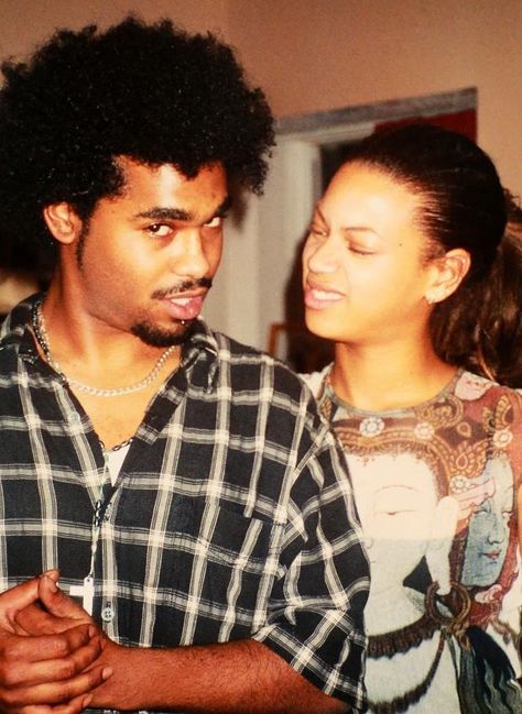 Beyonce's High School Boyfriend Is Running His Mouth (Again) Beyonce Memes, Beyonce 2000's, Kobe Bryant Gif, Beyonce Pictures, Bee Beyonce, Black Presents, High School Photos, Queen Bee Beyonce, Beyonce Outfits