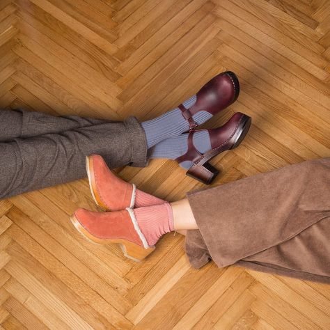 Mule Clogs Outfits, Swedish Clogs Outfit, Clogs With Socks Outfit, Clog Fashion, Clogs Outfits, Clog Mules, Clogs Outfit, Swedish Clogs, Sock Outfits