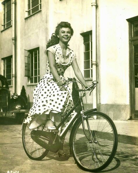 vintage everyday: 22 Interesting 1950's Classic Photos of Hollywood Actresses Ride Their Bikes 1950s Aesthetic, 50s Aesthetic, Vera Ellen, 1950s Hollywood, Riding A Bicycle, Cycle Chic, I Want To Ride My Bicycle, Bicycle Girl, Retro Photo