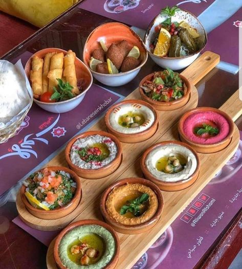 Table Presentation For Food, Lebanese Dinner Table, Lebanese Catering, Lebanese Mezze, Amazing Food Platters, Catering Food Displays, Party Food Buffet, Catering Ideas Food, Party Food Platters