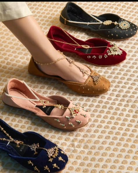 Pakistani Shoes, Funky Footwear, Empire Waist Dresses, Fancy Sandals, Indian Shoes, Shoe Makeover, Punjabi Jutti, Cute Shoes Heels, Fashion Shoes Sandals