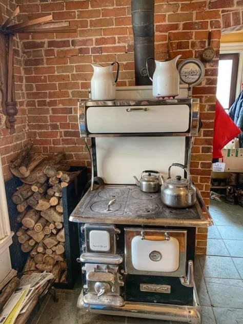 Wood Cook Stove Kitchen Layout, Rustic Cabin Kitchen Ideas, Wood Cook Stove Kitchen, Small Cabin Kitchens, Tiny Villa, Rustic Cabin Kitchen, Antique Kitchen Stoves, Wood Cook Stove, Stove Decor