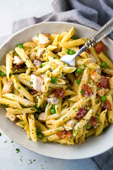 One Pan Chicken Carbonara Penne Pasta- A comforting classic Italian pasta recipe! Tender penne tossed in a luscious parmesan sauce with bacon and peas. | jessicagavin.com Chicken And Penne Pasta, Carbonara Recipes, Penne Noodles, Penne Pasta Recipes, Pasta Alla Carbonara, Chicken Carbonara, Pasta Food Recipes, Pastas Recipes, Chicken Penne