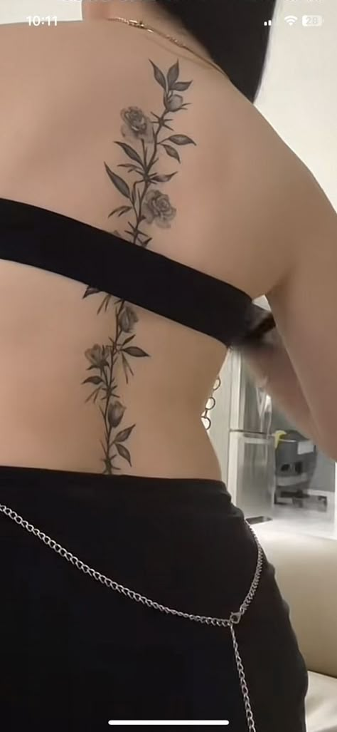 Roses Down Spine Tattoo, Full Length Spine Tattoo, Rose Tattoo On Back, Creative Tattoo Ideas, Cool Tattoo Ideas, Blackout Tattoo, Tasteful Tattoos, Creative Tattoo, Tattoo Fails