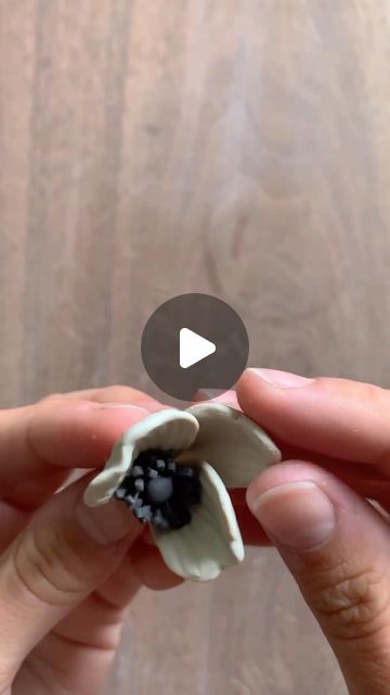 Flower Ceramics Ideas, How To Make Ceramic Flowers Tutorials, Porcelain Flowers How To Make, Pottery Flowers Tutorials, How To Make Clay Flowers Step By Step, Flower Making With Clay, Diy Ceramic Flowers, Making Clay Flowers, How To Make Ceramic Flowers