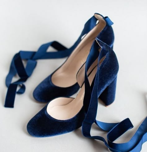 Blue Wedding Shoes, Dr Shoes, Fancy Shoes, Pretty Shoes, Court Shoes, Trendy Shoes, Mode Inspiration, Blue Wedding, Blue Shoes