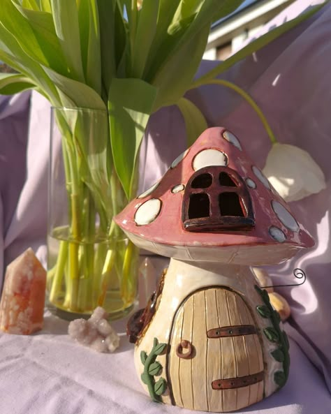 Mushroom House Pottery Painting, Fairy House Pottery Painting, Ceramics Fairy House, Fairy House Mushroom, Mushroom House Ceramic, Clay Gnome House, Fairy Garden Ceramics, Fairy Clay Ideas, Mushroom House Pottery