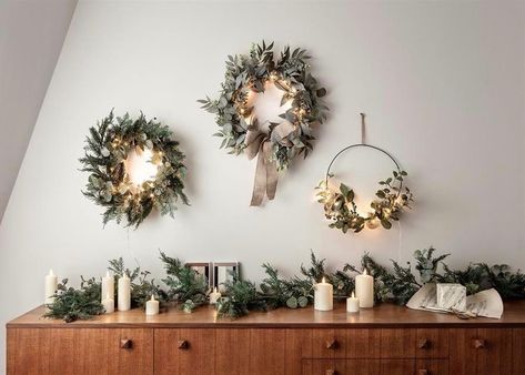 Saturday Round-up: Minimal Christmas Decor — ISOSCELLA Christmas Wreath Decor, Christmas Wreath Craft, Diy Christmas Lights, Christmas Wreath Ideas, Feuille Eucalyptus, Foliage Wreath, Christmas Decor Inspiration, Pinecone Wreath, Navidad Diy