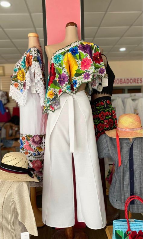 Mexican Fancy Dress, Outfit Mexicano, Latin Fashion, Traditional Mexican Dress, Hippie Chic Fashion, Mexican Fashion, Mexican Outfit, Crazy Outfits, Mexican Dresses