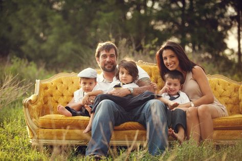 Picture Background Ideas, Christmas Card Photography, Fierce Photography, Couch Poses, Christmas Couch, Family Couch, Victorian Couch, Kid Portraits, Easter Minis