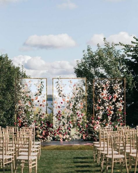 floral acrylic wedding backdrop ideas Wedding Privacy Screen, Garden Wedding Ideas Indoor, Floral Backdrops For Weddings, Floral Backdrop Wedding Receptions, Wedding Alter Background, Wedding Garden Backdrop, Wedding Trellis Ideas Diy, Hanging Floral Wedding Arch, Square Wedding Backdrop