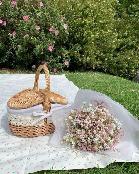 Picnic Inspiration, Cottage Aesthetic, Wicker Picnic Basket, Spring Inspo, Basket With Lid, Picnic Date, Spring Mood, Pink Spring, A Breath Of Fresh Air