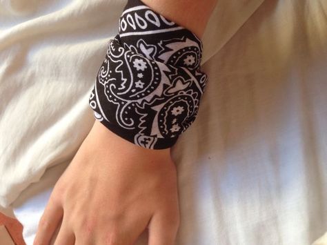 How to Make a Bandana Bracelet: 9 Steps (with Pictures) - wikiHow Bandana Styles For Men, How To Wear Bandana, Bandana Accessory, Bandana Armband, Irina Jelavic, Wear Bandana, Rock Bracelets, Outfit Nero, Bandana Bracelet