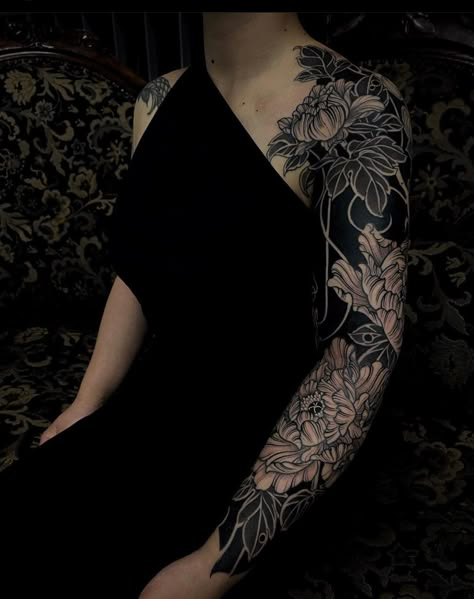 Finger Tattoo For Women, Blackout Tattoo, Floral Tattoo Sleeve, Tattoos Geometric, Ornamental Tattoo, Inspiration Tattoos, Japanese Sleeve Tattoos, Inspiration Tattoo, Sleeve Ideas