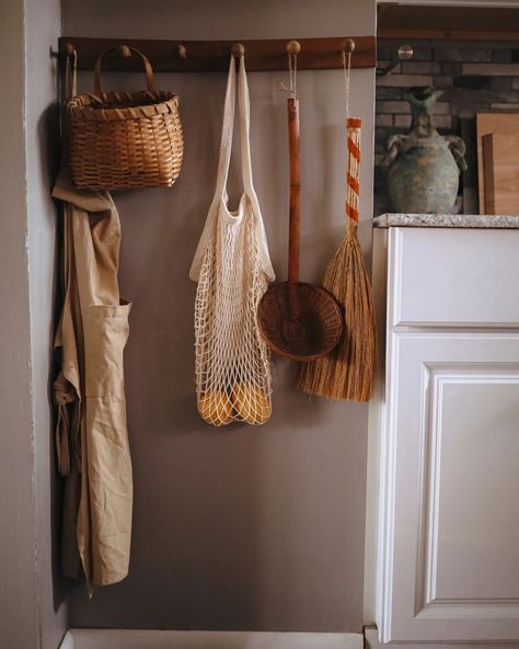 Peg Wall Bedroom, Kitchen Apron Hanging Ideas, Kitchen Wall Hooks Ideas, Peg Rack Kitchen, Peg Hooks Kitchen, Peg Wall Kitchen, Kitchen Apron Storage, Kitchen Rod With Hooks Decor, Peg Board In Kitchen