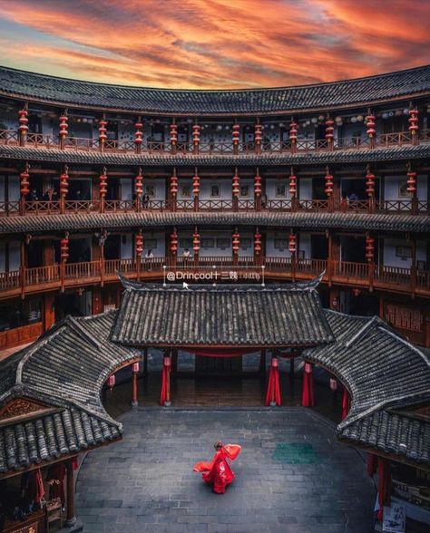 Chinese Mountains, Old Money House, China Ancient, Ancient Chinese Architecture, Fujian China, Mountain City, Nature Tour, Mountain Village, Chinese Architecture