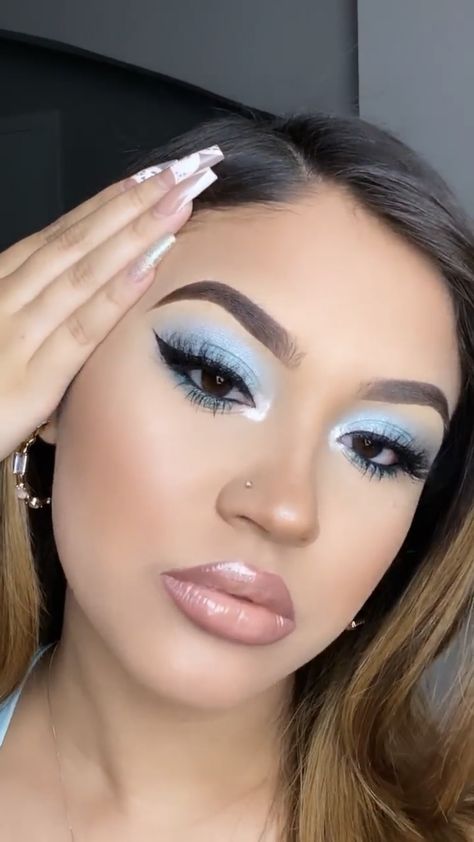 Light Blue And White Makeup Looks, Cinderella Quinceanera Makeup, Ice Blue Makeup Look, Quince Makeup Looks Blue, Quince Makeup Light Blue, Light Blue Makeup Looks Quince, Baby Shower Makeup Ideas Blue, Dusty Blue Makeup Look, Blue And White Makeup Looks