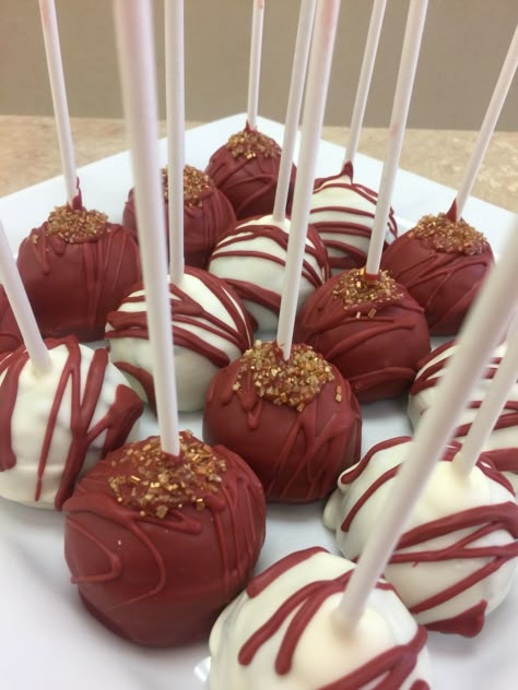 Burgundy and gold cake pops #livaysweetshop Burgundy Cake Pops, Burgundy And Gold Cake, Wedding Cake Burgundy Gold, Centerpieces Burgundy, Burgundy Cake, Gold Cake Pops, Burgundy Wedding Cake, Wedding Cake Pops, Quince Decorations