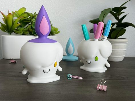 Litwick Desk Buddy Office Container Pokemon Inspired - Etsy Pokemon Garden, Pokemon Clay, Cute Workspace, Desk Buddies, Office Container, Pokemon Decor, Pokemon Room, 3d Pokemon, Office Desk Storage