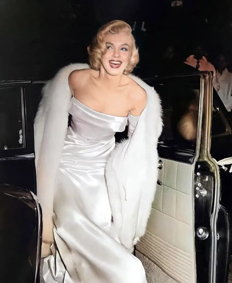 Marilyn Monroe And Jane Russell, Golden Wedding Dress, Old Hollywood Dress, Monroe Marilyn, Brides Sister, Marilyn Monroe Dress, Monroe Dress, Marilyn Monroe Fashion, Vintage Hollywood Glamour