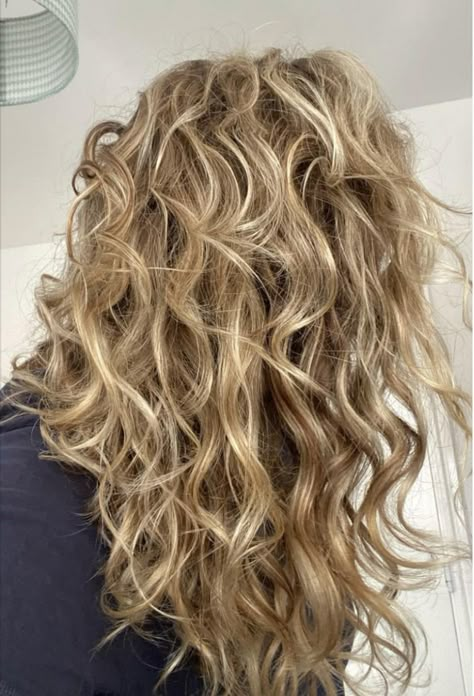 Long Blonde Winter Hair, Wavy Hair Routine, Beach Blonde Hair, Highlights Curly Hair, Blonde Wavy Hair, Blonde Curly Hair, Curls Hair, Blonde Hair Inspiration, Permed Hairstyles