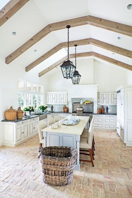 Dreamy kitchen Semi Vaulted Ceiling, French Farmhouse Kitchen, Kitchen Table Makeover, French Country Kitchens, Brick Flooring, French Country Kitchen, Ceiling Ideas, Table Makeover, Vaulted Ceilings