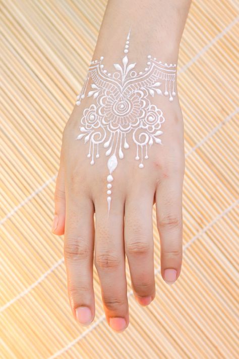 Gold Henna Designs, Tato Grunge, White Henna Tattoo, White Henna Designs, Middle Finger Tattoos, Wedding Henna Designs, Gold Henna, Henna Inspired Tattoos, Indian Henna