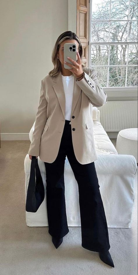 White Blazer With Black Pants, Neutral Office Outfits Women, Business Outfit Aesthetic Woman, Business Jacket Outfit, Coorporate Casual Girl Outfit, Business Casual Outfits Neutral Colors, Art Gallery Assistant Outfit, Sleek Business Outfits, Office Outfits Blazer