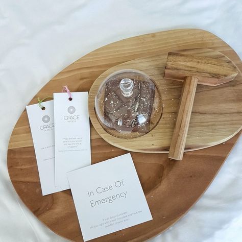 Room Drop Gifts Hotel, Hotel Room Amenities Food Ideas, Vip Hotel Amenities, Turn Down Service Ideas, Room Amenities Food Hotel, Guest Amenities Ideas, Hotel Food Amenities Ideas, Luxury Hotel Amenities Welcome Gifts, Amenities Hotel Ideas Food