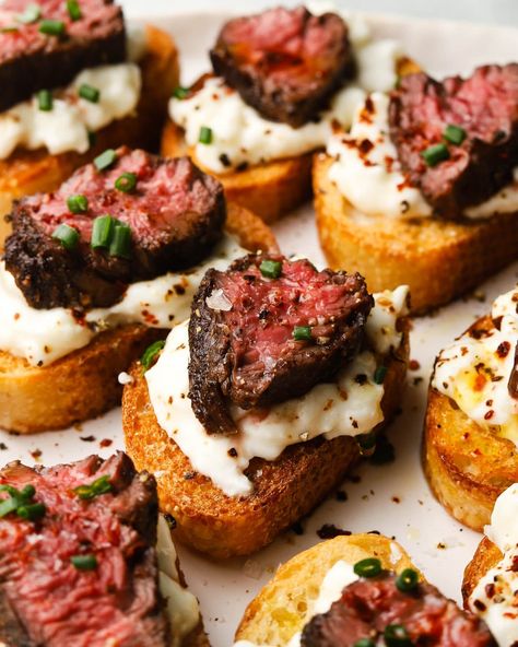 Burrata and Steak Crostini | Lindsey Eats Steak Crostini, Crostini Recipes, How To Cook Steak, Food Appetizers, Best Appetizers, Small Bites, Appetizers For Party, Appetizer Snacks, Mac And Cheese