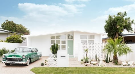 Midcentury Modern White Exterior, White Mid Century Modern Exterior, White Brick Mid Century Exterior, Palm Springs Mid Century Modern Exterior, White Palm Springs House Exterior, Palm Springs House Exterior, Mid Century Beach House, Beach House Renovation, Palm Springs House