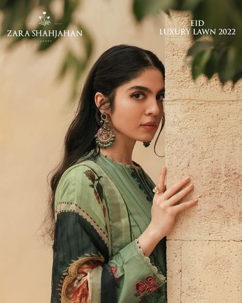 Zara Shahjahan, Bridesmaid Photoshoot, Fashion Model Poses, Model Looks, Indian Photoshoot, Desi Fashion Casual, Pure Chiffon, Photography Posing Guide, Embroidered Sleeves