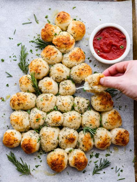 Cheesy Pull Apart Christmas Tree Bread, Christmas Tree Mozzarella Bread, Christmas Cheesy Bread, Christmas Cheese Bread, Christmas Tree Cheese Bread, Easy Christmas Bread, Christmas Tree Cheese Bread Pull Apart, Easy Christmas Eve Dinner, Pull Apart Christmas Tree Bread