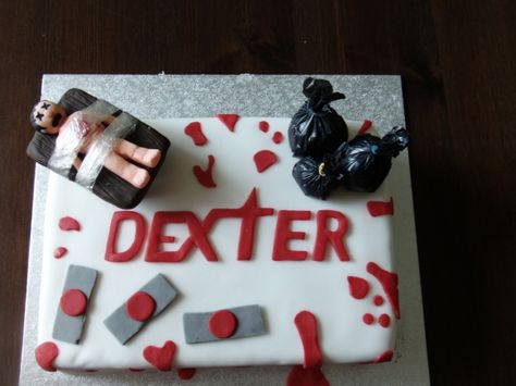 Dexter Cake....I kinda need this for my next birthday :) Cake Tv Show, Dexter Cake, Horror Cake, Movie Cake, Movie Cakes, Michael C Hall, Dexter Morgan, Creative Desserts, Billie Holiday