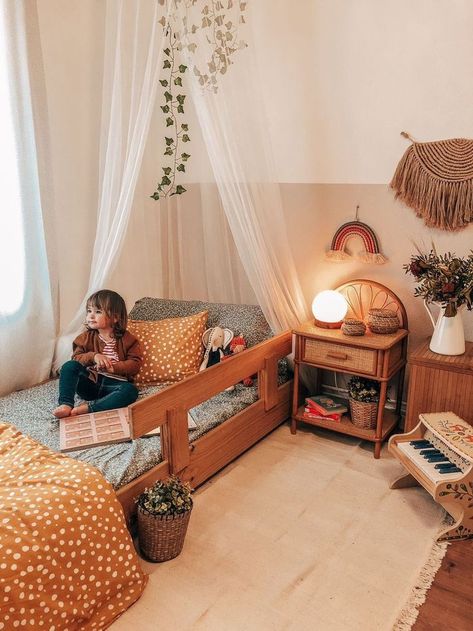 Montessori Bedroom Aesthetic, Earthy Toddler Room, Montessori Bedroom Design, Toddler Bedroom Montessori, Cozy Toddler Room, Toddler Montessori Room, Boy Girl Toddler Room, Cozy Toddler Bedroom, Montesorri Bedroom