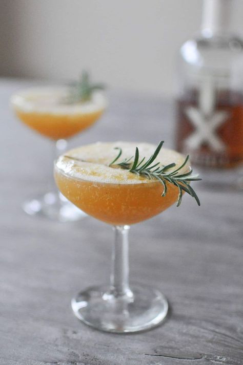 Winter Sangria, Christmas Cocktails Easy, Fed And Fit, Winter Drink, Prosecco Cocktails, Healthy Living Recipes, Festive Cocktails, Christmas Cocktail, Boozy Drinks