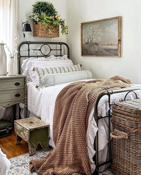 Moving to New Location? Here's Everything you Need to Know | L'Essenziale Guest Bedroom Inspiration Farmhouse, Black Metal Bed Frame Bedroom Ideas Farmhouse, Copper Lights Bedroom, Farmhouse Bedroom Apartment, Farmhouse Inspired Bedroom, Boho Modern Farmhouse Bedroom, Fall Farmhouse Bedroom, Master Bedrooms Farmhouse, Light Bright Bedroom