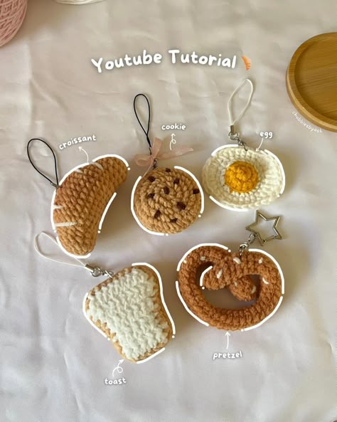 Keychain Crochet Easy, Cute Crochet Keychains Patterns, Cute Amigurumi Keychain, Mini Food Diy, Crochet Mini Food, Mini Crochet Tutorial, Crochet Food Keychain, Chrochet Keychain, Cute Crochet Keychain Ideas