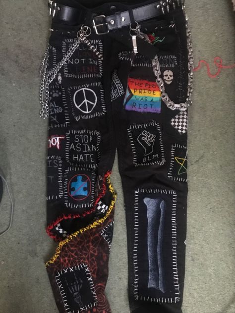 Jeans Alternative, Jean Patches Ideas Punk, Crust Jeans, Diy Punk Jeans, Diy Punk Pants, Crust Pants Ideas, Pants Patches, Punk Trousers, Alt Jeans