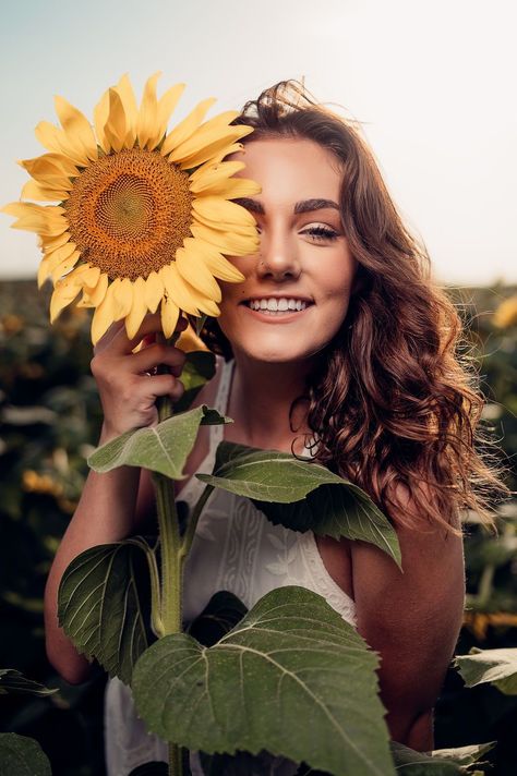 Natural Hair And Makeup, Sunflower Field Photoshoot, Photoshoot Western, Sunflower Field Photography, Sunflower Field Pictures, Portrait Sunset, Girl In White Dress, Wildflower Photography, Wildflower Fields