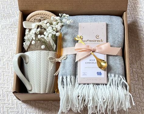 Employee Gift Ideas, Diy Christmas Gifts For Friends, Christmas Gift Hampers, Hygge Gifts, Gift Boxes For Women, Creative Birthday Gifts, Holiday Gift Box, Gift Box Design, Gift Business