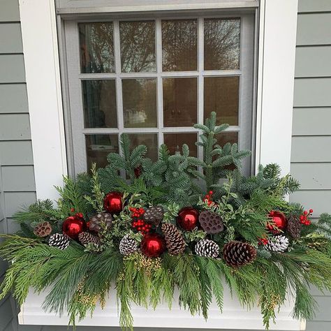 Winter Window Box Ideas, Winter Window Boxes, Christmas Window Boxes, Window Box Ideas, Dekoratívne Vence, Christmas Urns, Outdoor Christmas Planters, Winter Planter, Window Box Flowers