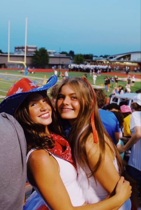 Fnl Picture Ideas Cheer, Fnl Picture Ideas, Hs Football Games, Usa Fnl Theme, Usa Themed Football Game, Football Game Pictures, Usa Theme Outfit Football Games, Spirt Days Ideas Highschool, Highschool Football Game Aesthetic