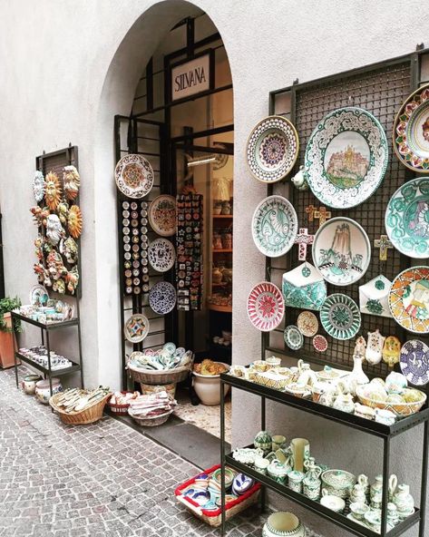 Where To Buy Ceramics In Italy Social Pottery, Italian Souvenirs, Best Places In Italy, Pottery Display, Shopping In Italy, Pottery Tiles, South France, Italian Interior Design, Kaftan Designs