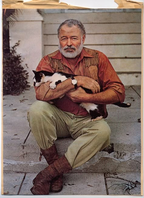 Ernst Hemingway, Hemingway Cats, People With Cats, People And Cats, Celebrities With Cats, Men With Cats, Polydactyl Cat, Gatos Cool, Famous Cats