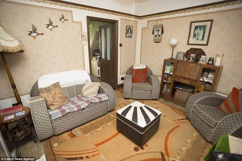 History fanatic transforms home into 1940s house | Daily Mail Online 1940s House Interior, Wartime House, 1940s Living Room, English Style House, 1930s Living Room, 1940s Furniture, 1940s Home Decor, 1940s Interior, 1940s Decor