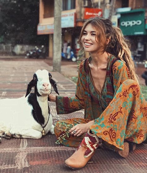 Boho clothing boutique: @bohoholic.tribe #bohostyle #bohokleidung #bohomoments #bohogirl #hippieboutique #boholife Beautiful Boho Dresses, Hippie Maxi Dress, Estilo Hippy, Boho Inspiration, Boho Life, Hippie Style Clothing, Boho Hippie Chic, Estilo Boho Chic, Bohemian Lifestyle