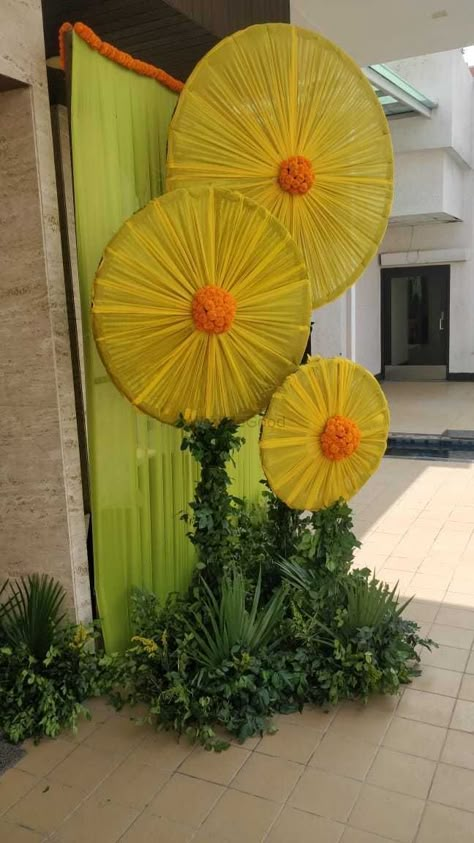 Onam Celebration Stage Decoration, Yellow Backdrop Decorations, Onam Decoration Ideas For College, Onam Decoration Ideas For School, Haldi Decoration, Haldi Decor, Annual Day, Flower Garland Wedding, Mehendi Decor