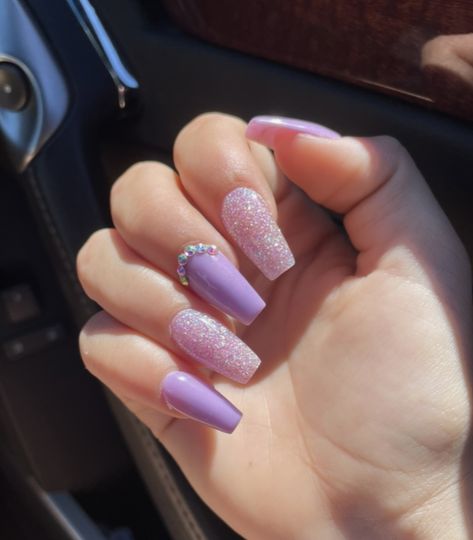 Bday Nails Ideas Short Purple, Lavender Nails Birthday, Light Purple Nails With Gems, Birthday Nails 30th, Easy Birthday Nails Design, Purple Prom Nails Coffin, Purple Nails With Diamonds, Nails With Accent Finger, Lavender Nails With Gems